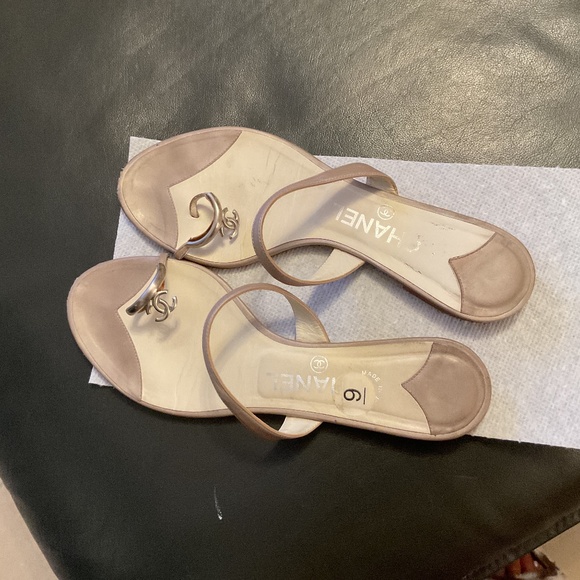 CHANEL Beige Leather Flip Flops Size 39 IT Fits 8 US - Picture 1 of 7